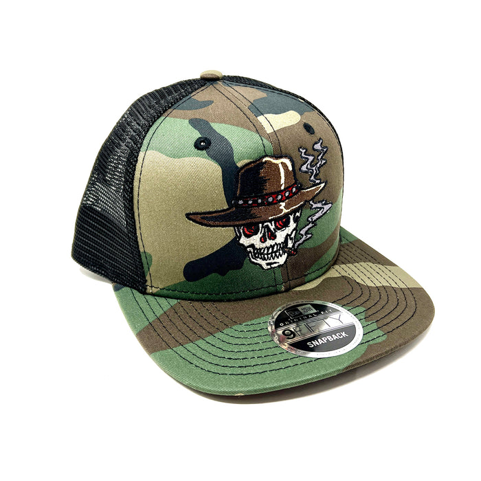 Outlaws EMB SKULL Trucker NEW ERA CAMO